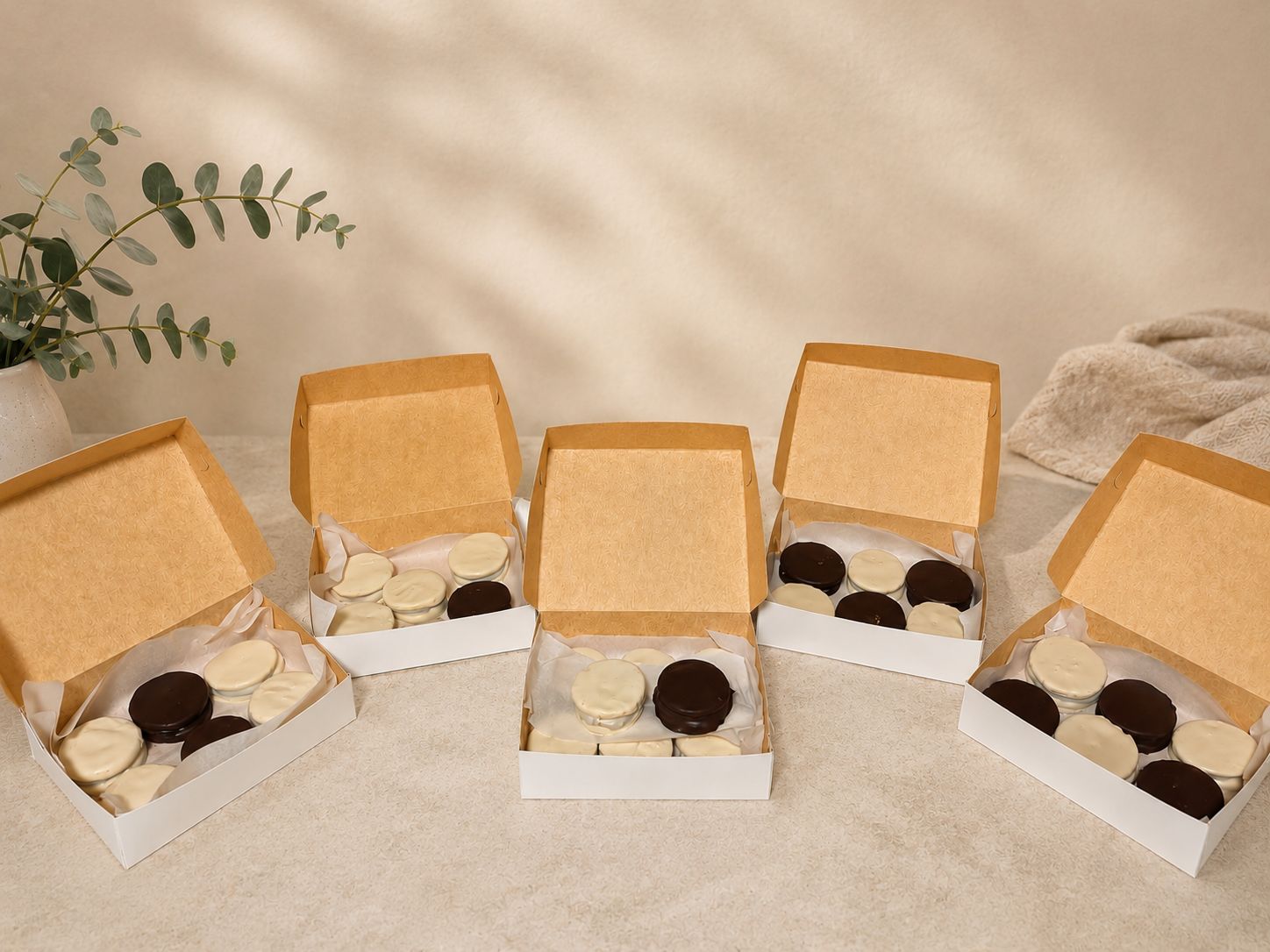 Cajas TRANKA abiertas con alfajores variados