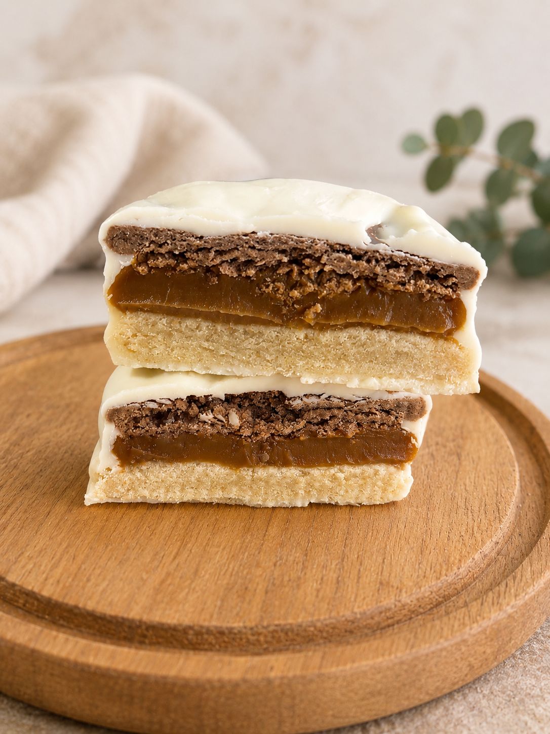 Alfajor TRANKA cortado mostrando capas y relleno